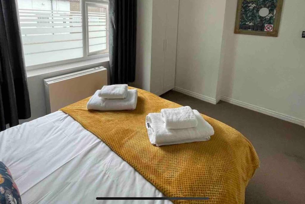Cayton Village Hide Away エクステリア 写真